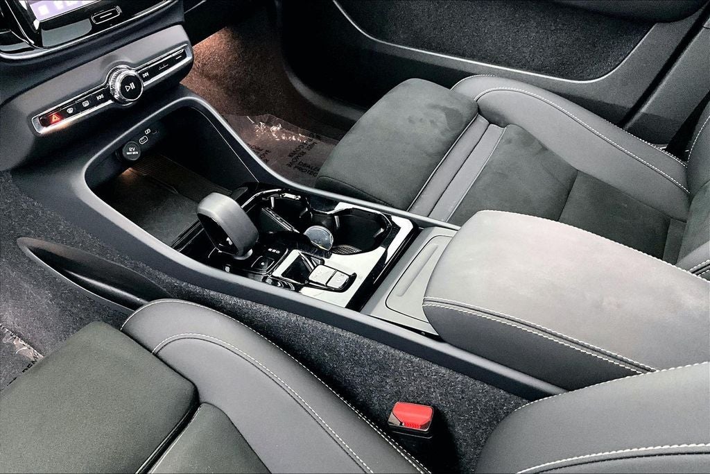 2025 Volvo XC40 B5 Plus Dark Theme