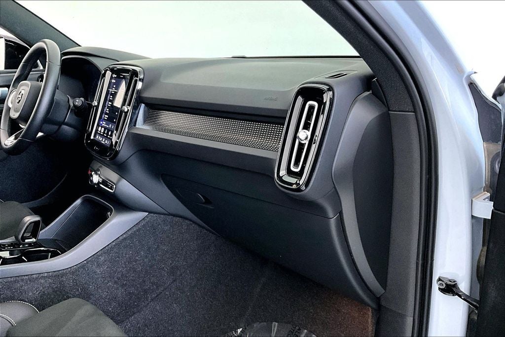 2025 Volvo XC40 B5 Plus Dark Theme