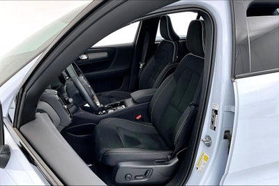 2025 Volvo XC40 B5 Plus Dark Theme