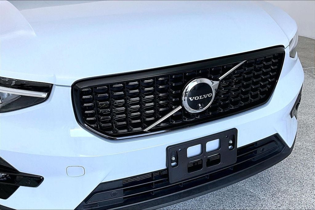 2025 Volvo XC40 B5 Plus Dark Theme
