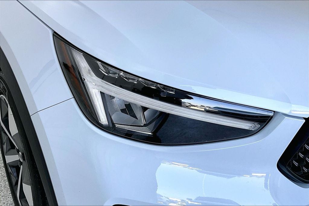 2025 Volvo XC40 B5 Plus Dark Theme