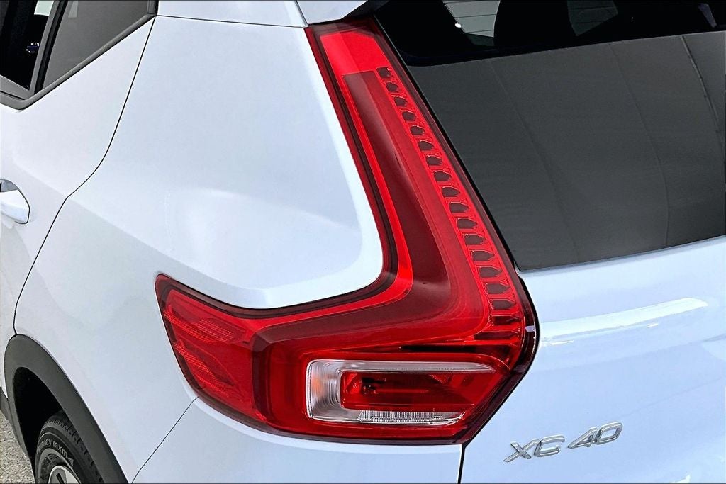 2025 Volvo XC40 B5 Plus Dark Theme