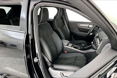 2025 Volvo XC40 B5 Plus Dark Theme