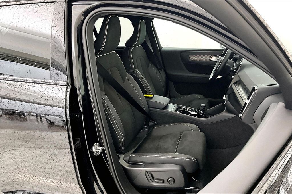 2025 Volvo XC40 B5 Plus Dark Theme