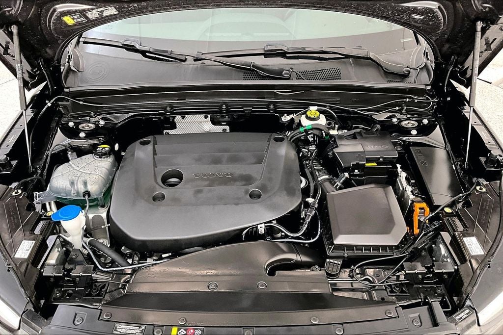 2025 Volvo XC40 B5 Plus Dark Theme