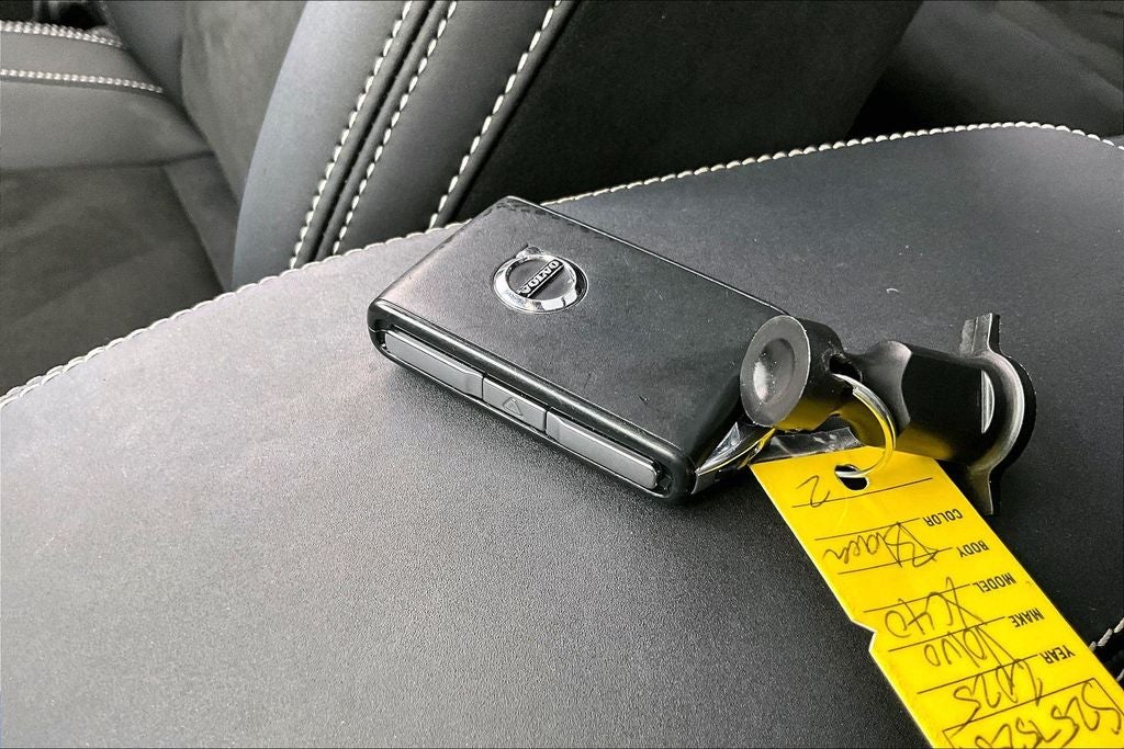 2025 Volvo XC40 B5 Plus Dark Theme