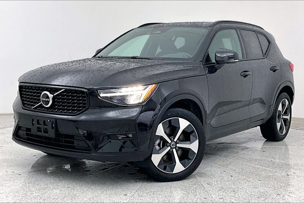 2025 Volvo XC40 B5 Plus Dark Theme