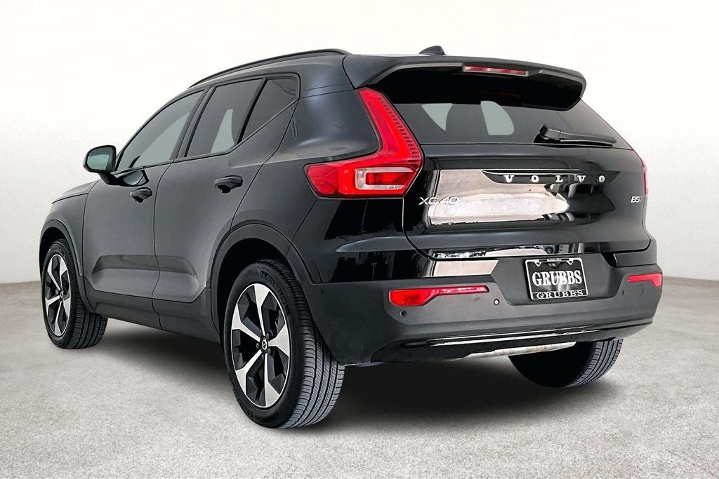2025 Volvo XC40 B5 Plus Dark Theme