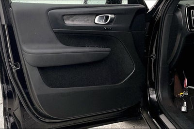 2025 Volvo XC40 B5 Plus Dark Theme