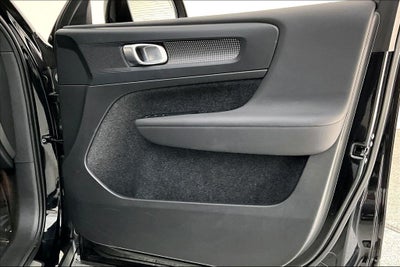 2025 Volvo XC40 B5 Plus Dark Theme