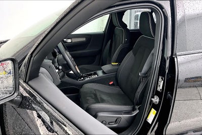 2025 Volvo XC40 B5 Plus Dark Theme