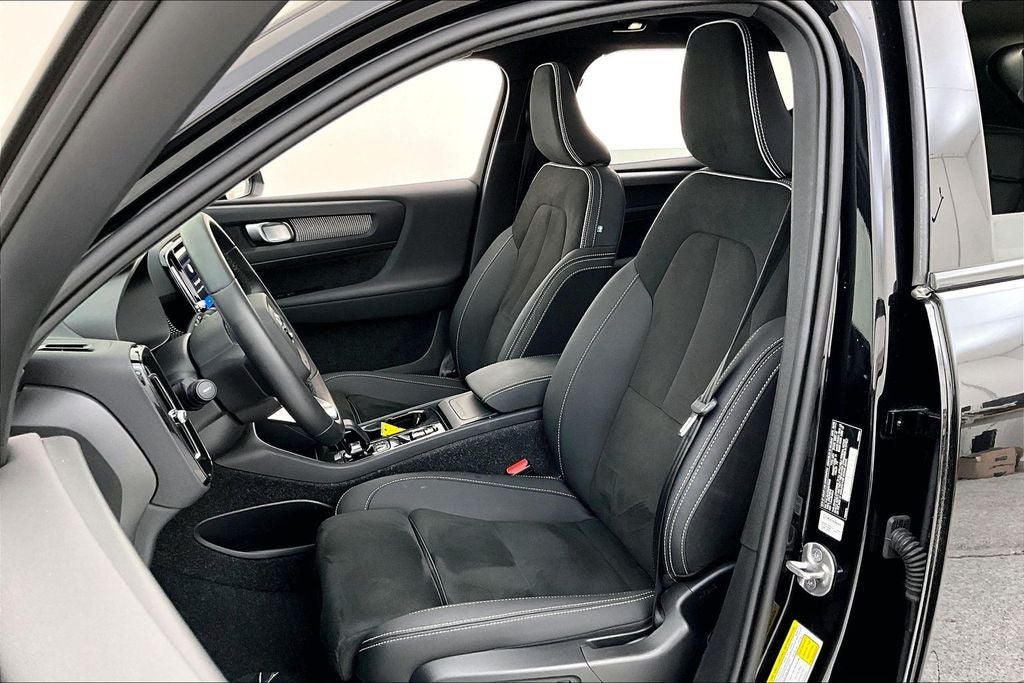 2025 Volvo XC40 B5 Plus Dark Theme