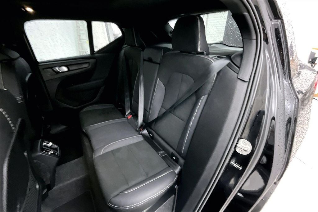 2025 Volvo XC40 B5 Plus Dark Theme