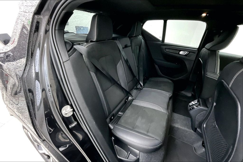 2025 Volvo XC40 B5 Plus Dark Theme