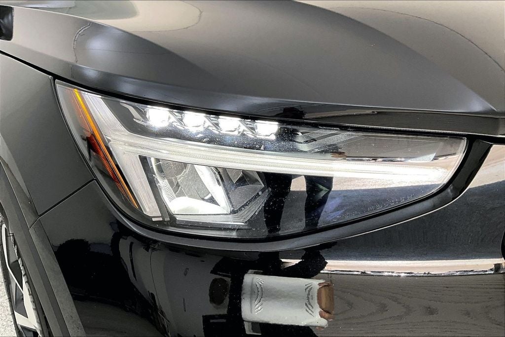 2025 Volvo XC40 B5 Plus Dark Theme