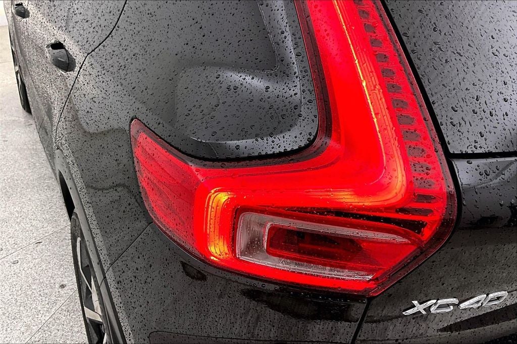 2025 Volvo XC40 B5 Plus Dark Theme