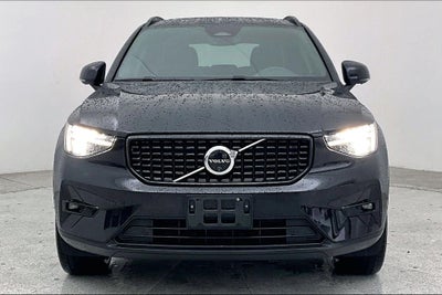 2025 Volvo XC40 B5 Plus Dark Theme