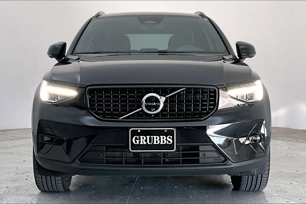 2025 Volvo XC40 B5 Plus Dark Theme