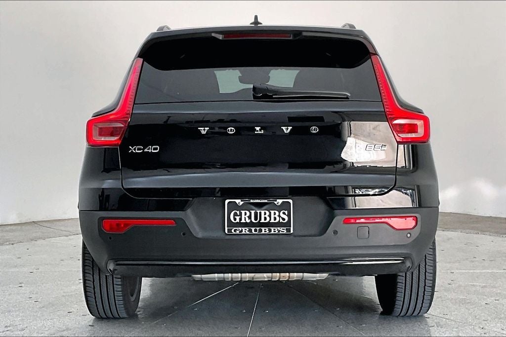 2025 Volvo XC40 B5 Plus Dark Theme