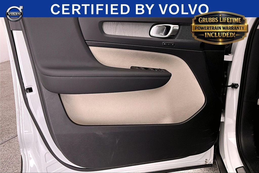 2025 Volvo XC40 B5 Plus Dark Theme
