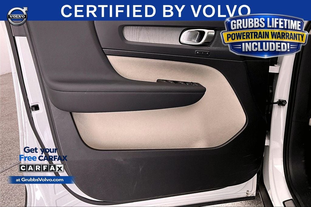 2025 Volvo XC40 B5 Plus Dark Theme