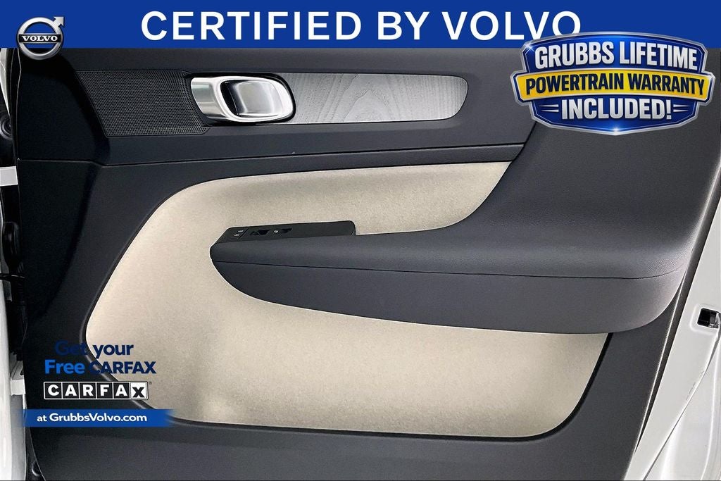 2025 Volvo XC40 B5 Plus Dark Theme