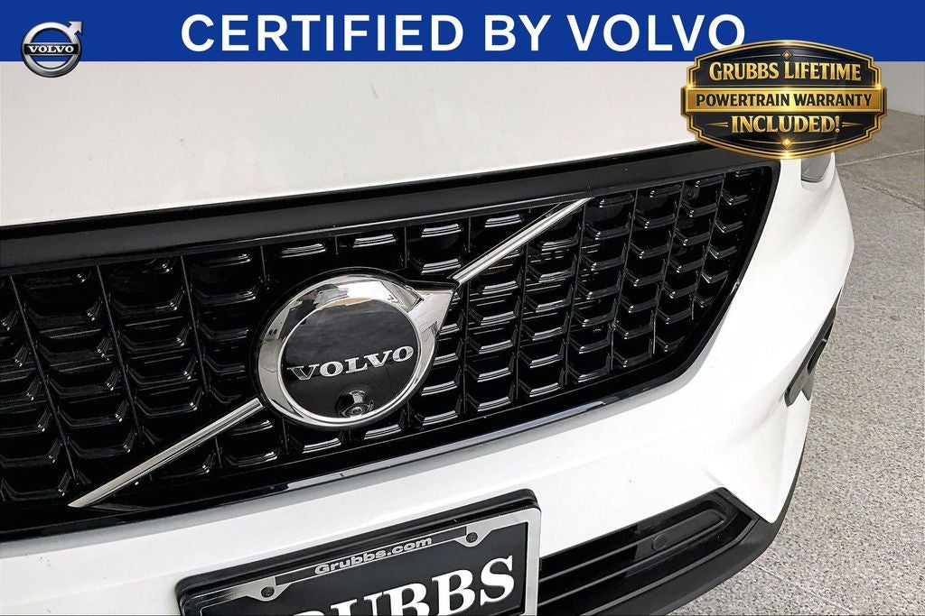 2025 Volvo XC40 B5 Plus Dark Theme