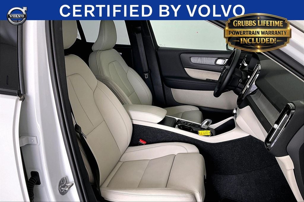 2025 Volvo XC40 B5 Plus Dark Theme