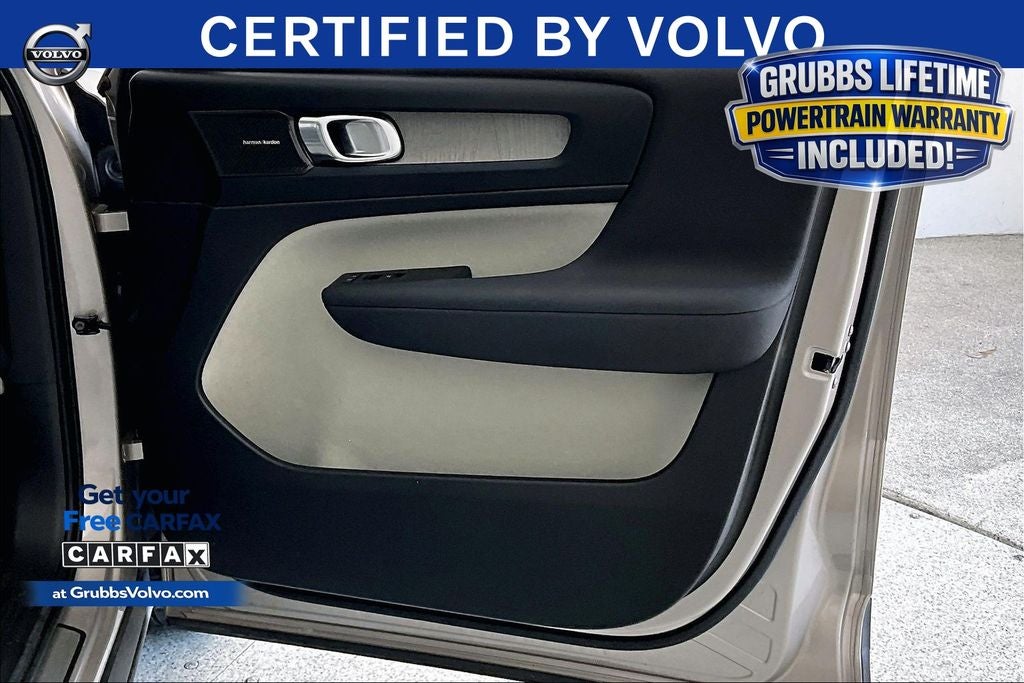 2023 Volvo XC40 B5 Plus Bright Theme