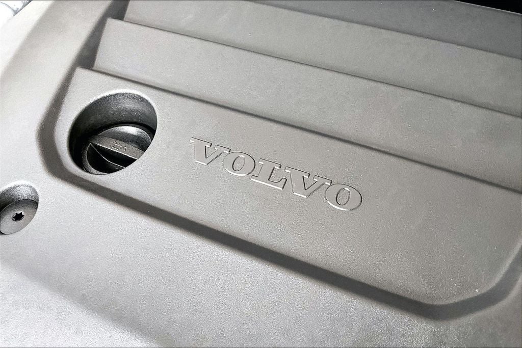 2023 Volvo XC40 B5 Plus Bright Theme