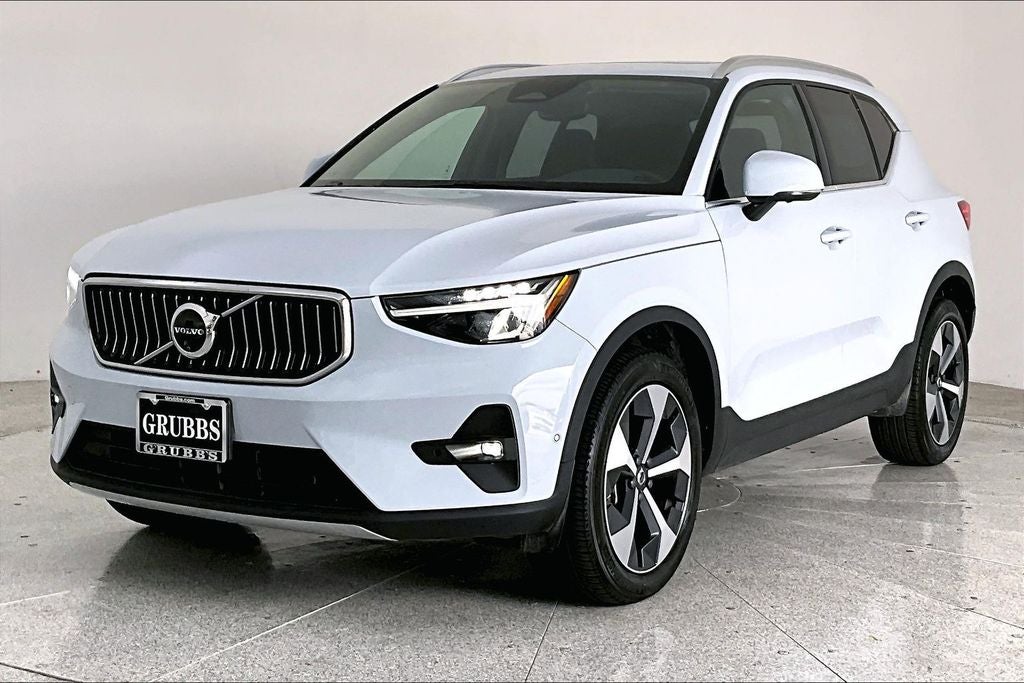 2025 Volvo XC40 B5 Plus Bright Theme