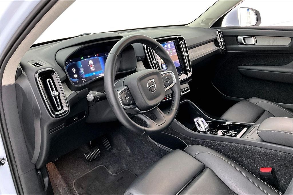 2025 Volvo XC40 B5 Plus Bright Theme
