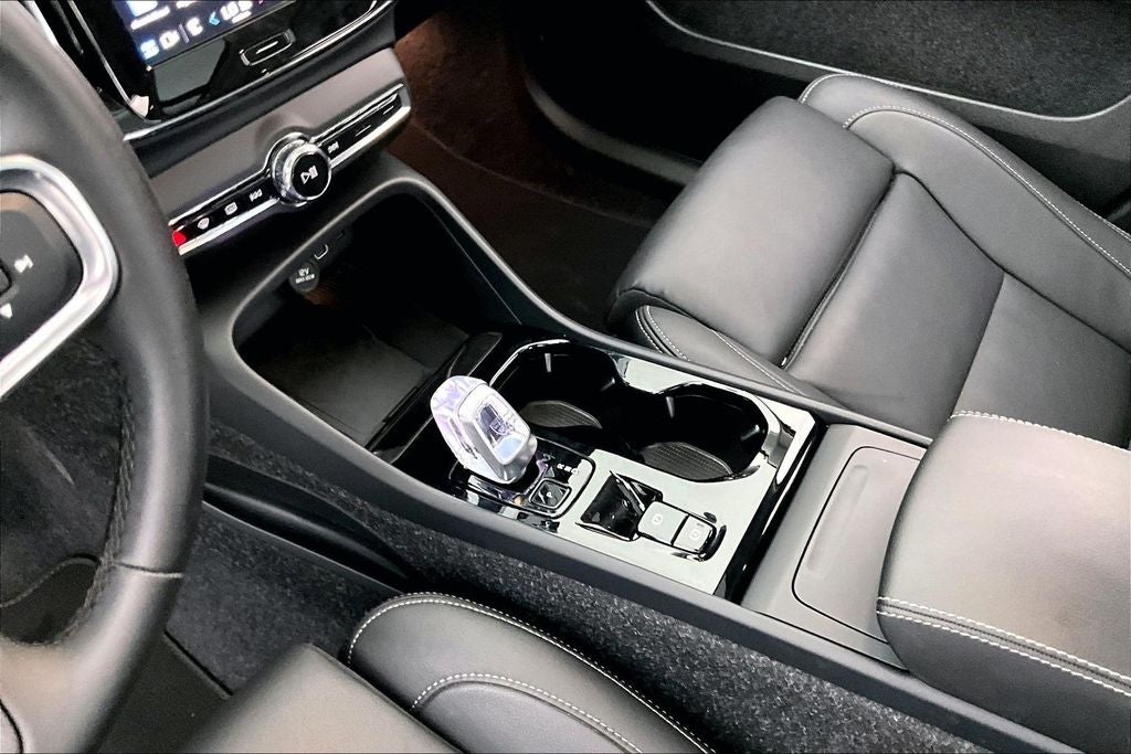 2025 Volvo XC40 B5 Plus Bright Theme