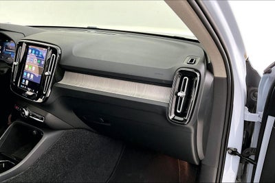 2025 Volvo XC40 B5 Plus Bright Theme