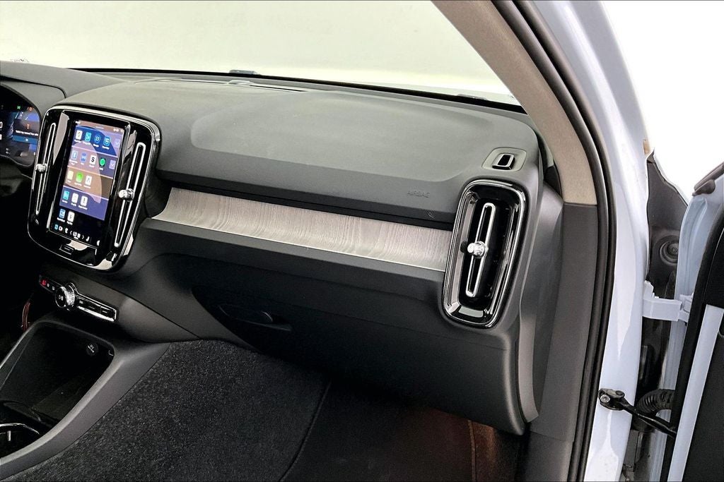 2025 Volvo XC40 B5 Plus Bright Theme