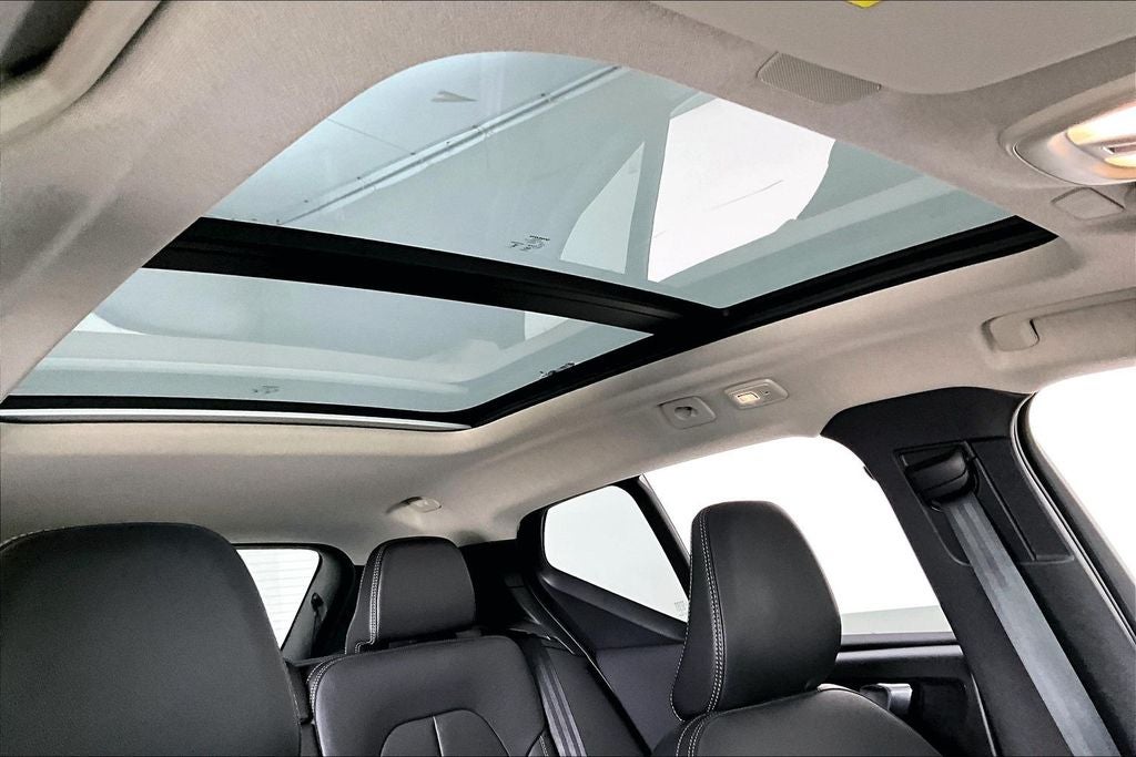 2025 Volvo XC40 B5 Plus Bright Theme