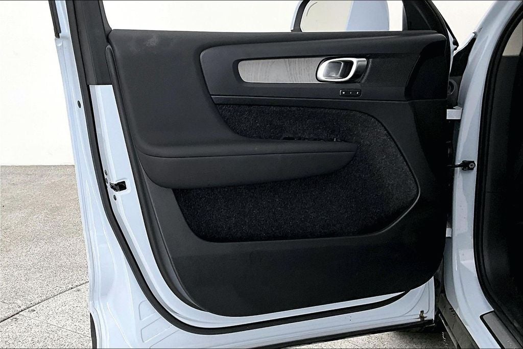 2025 Volvo XC40 B5 Plus Bright Theme