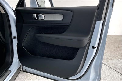 2025 Volvo XC40 B5 Plus Bright Theme