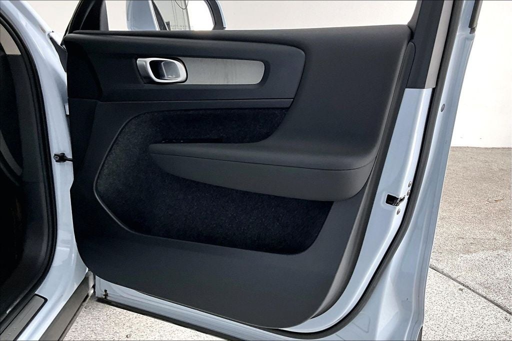 2025 Volvo XC40 B5 Plus Bright Theme