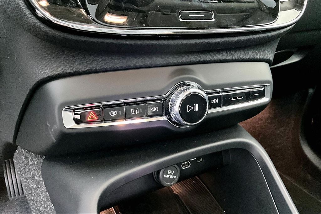 2025 Volvo XC40 B5 Plus Bright Theme