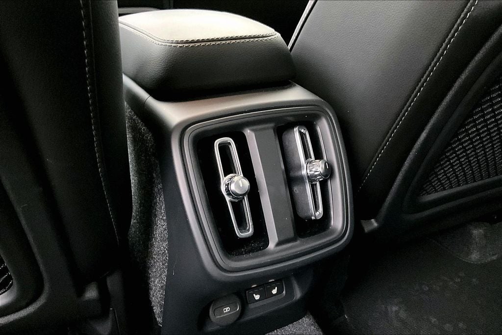 2025 Volvo XC40 B5 Plus Bright Theme