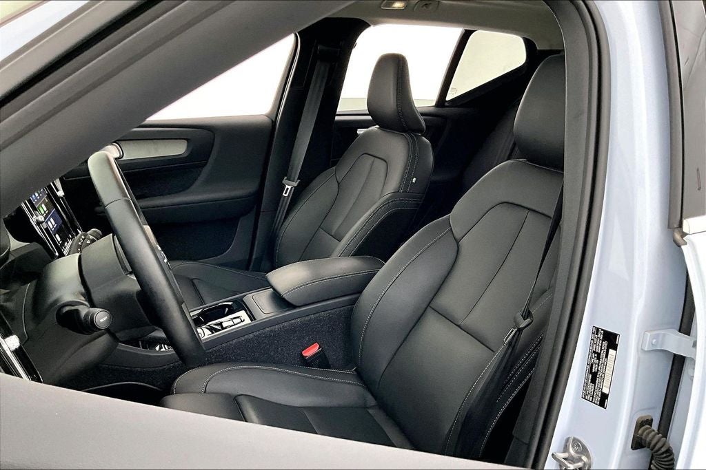 2025 Volvo XC40 B5 Plus Bright Theme