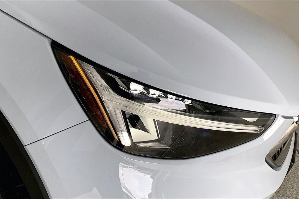 2025 Volvo XC40 B5 Plus Bright Theme
