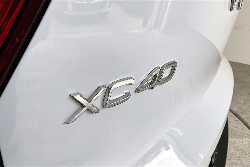 2025 Volvo XC40 B5 Plus Bright Theme