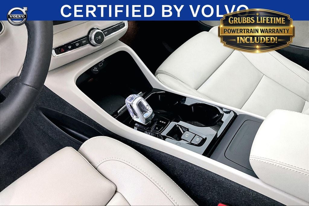 2024 Volvo XC40 B5 Plus Bright Theme