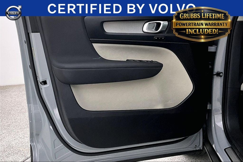 2024 Volvo XC40 B5 Plus Bright Theme