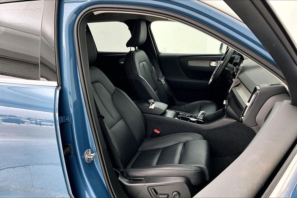 2025 Volvo XC40 B5 Plus Bright Theme