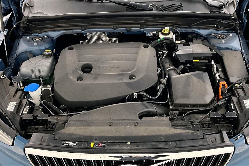 2025 Volvo XC40 B5 Plus Bright Theme