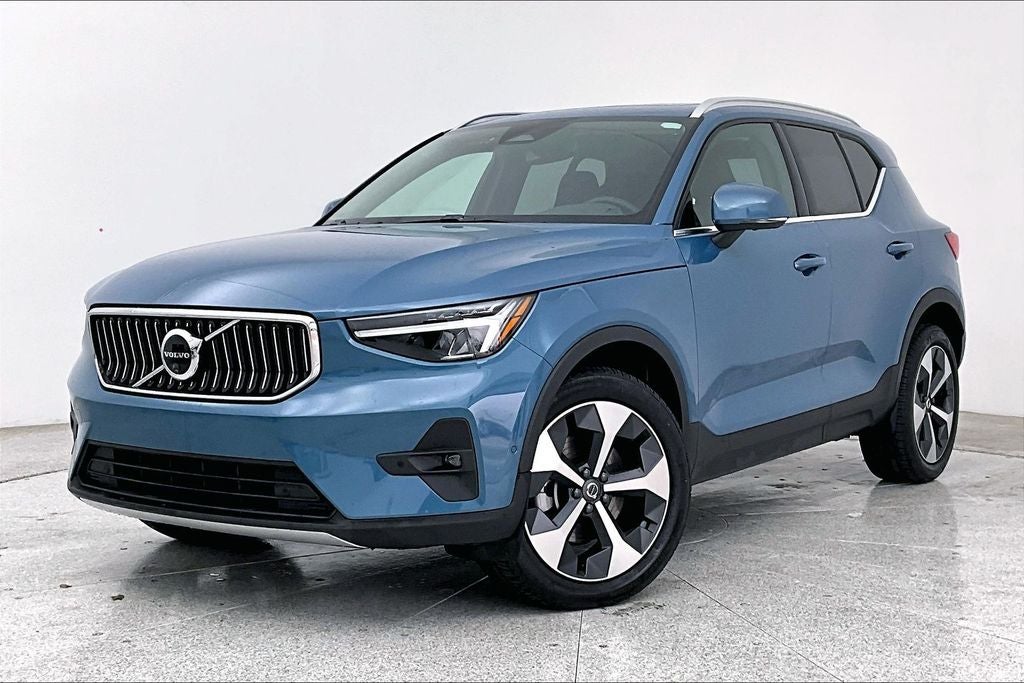 2025 Volvo XC40 B5 Plus Bright Theme