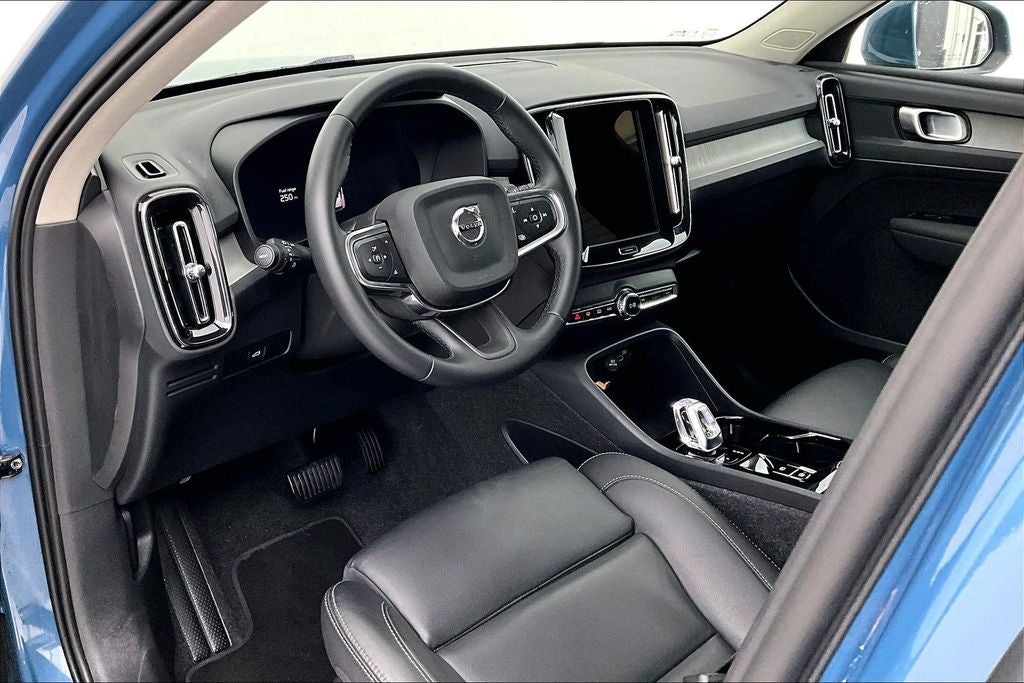 2025 Volvo XC40 B5 Plus Bright Theme